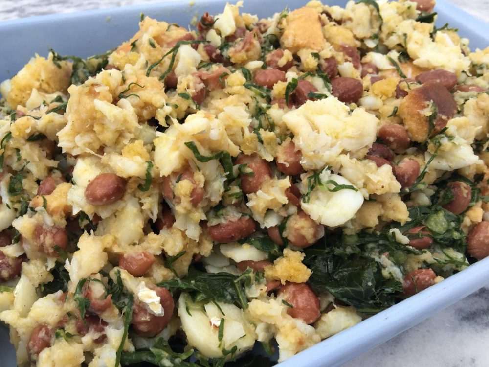 Migas de broa com caldo verde e feijão