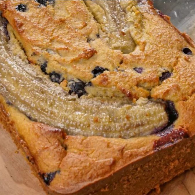 pão de banana e mirtilos