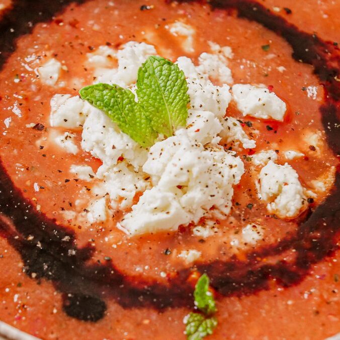 Gaspacho de morango e melancia com queijo