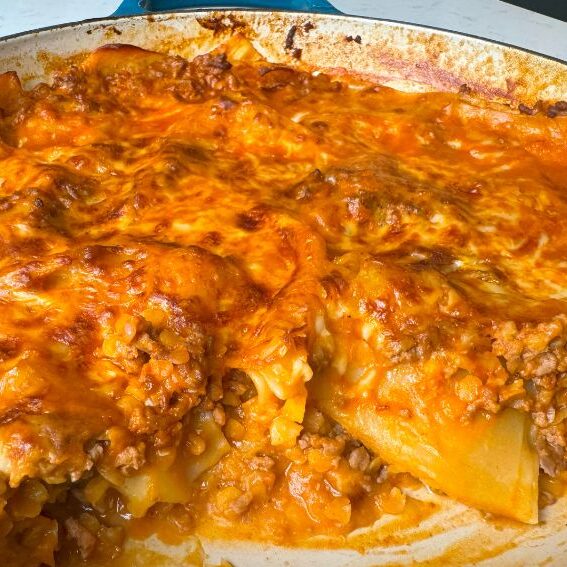 lasanha de panela com carne picada, tomate, lentilhas e queijo ralado